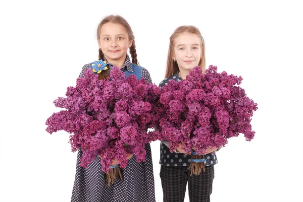两个女孩少年站着淡紫色的手 — 图库照片