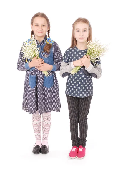 Mutlu oldukça iki kız portresi bir lily vadi çiçek tutan. 