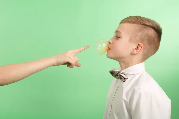 Jovem que se estende da goma de mascar que ele carrega em sua boca — Fotografia de Stock