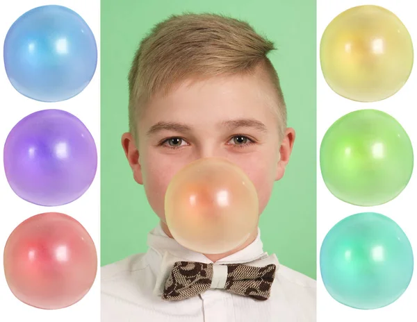 Bubblegum bir balon üfleme çocuk. Artı altı boşluklar — Stok fotoğraf