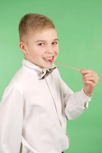 Joven niño estirándose de goma de mascar que lleva en la boca — Foto de Stock