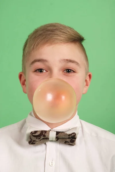 Menino soprando um bubblegum bolha — Fotografia de Stock