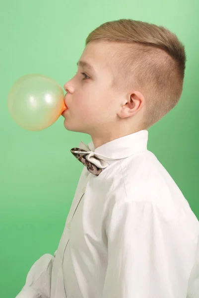 Хлопчик дме бульбашку бульбашки — стокове фото