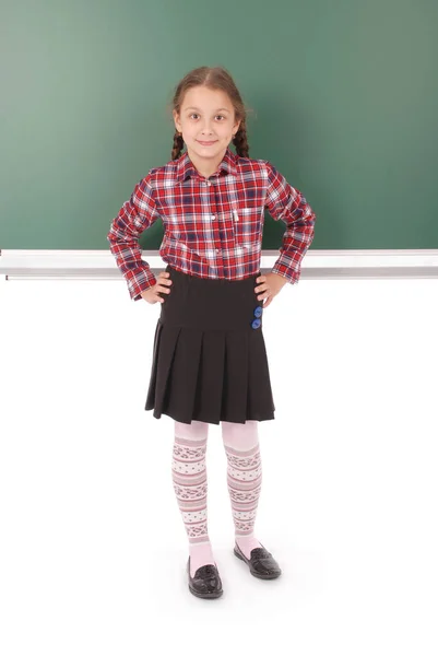 Fille est debout dans la commission scolaire avant — Photo