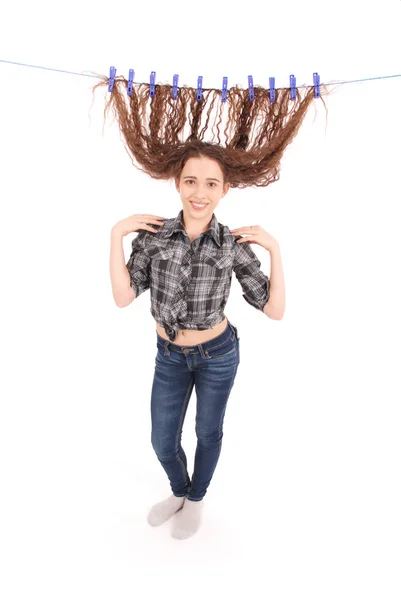 Meisje haar haren op een touw drogen. — Stockfoto