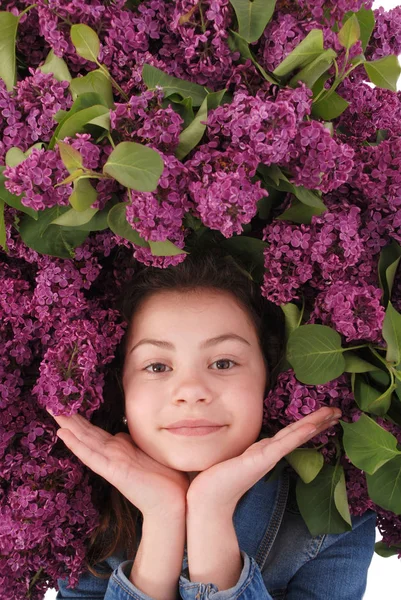 Hermosa joven con flores en flor en la cabeza . — Foto de Stock