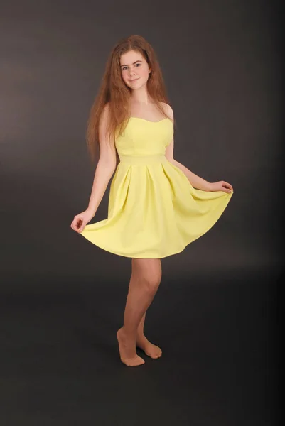 黄色のドレスの少女 — ストック写真