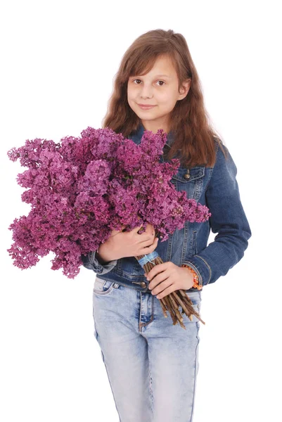 Jeune fille debout avec lilas dans les mains — Photo