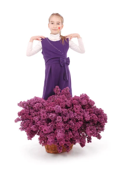 Menina atraente em pé junto ao lilás — Fotografia de Stock