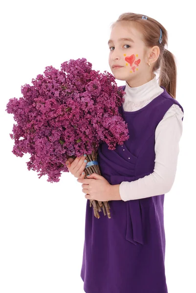 Jeune fille debout avec lilas dans les mains — Photo