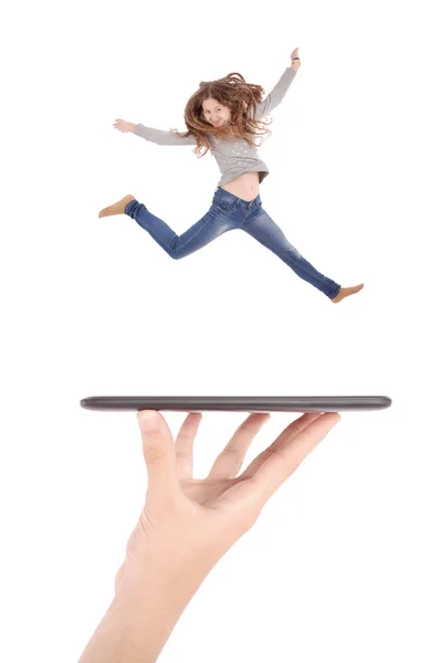 Jovem salto menina usando tablet pc na mão pessoas — Fotografia de Stock