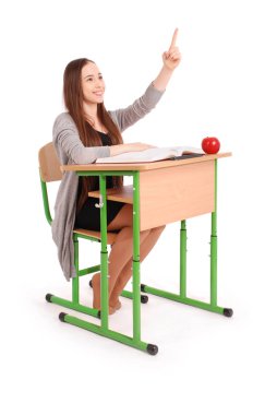 Genç liseli kız el yükselterek soru sormak