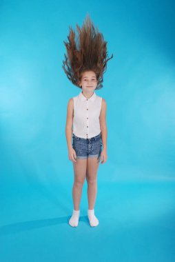 Genç kız saçını atar