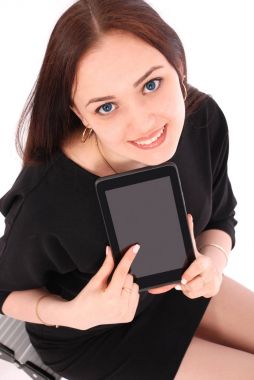 Merdiven üzerinde oturan ve bir t gösterilen mutlu öğrenci genç kız