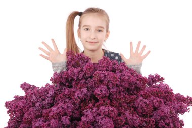 Çekici kız leylak tarafından ayakta