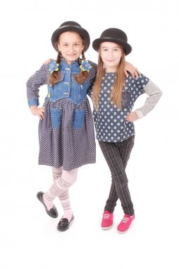 Portre iki küçük kız gülümseyerek