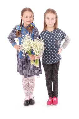 Mutlu oldukça iki kız portresi bir lily vadi çiçek tutan. 