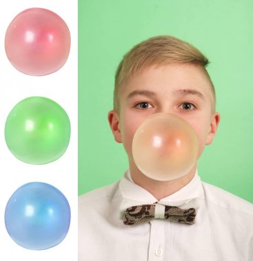 Bubblegum bir balon üfleme çocuk. Artı üç boşlukları