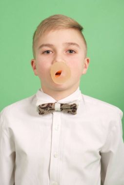 Bubblegum bir balon üfleme çocuk