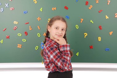 Kız okul yönetim kurulu önünde duruyor