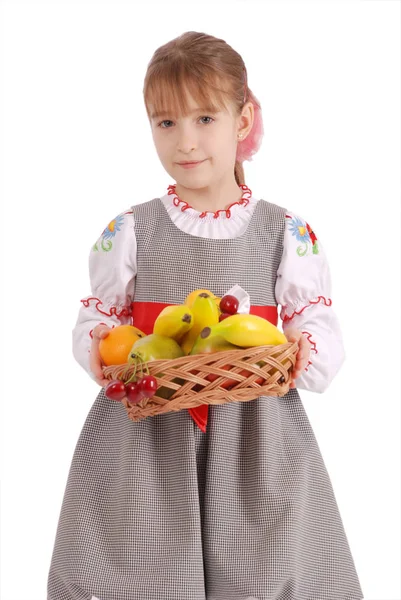 Menina segurando cesta de palha — Fotografia de Stock