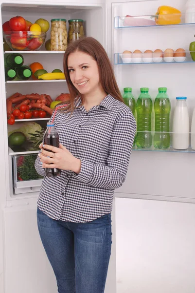 Genç kız holding cola