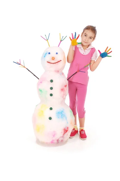 Schöne Mädchen mit Händen in Farbe in der Nähe Schneemann mit farbigen Hörnern und Händen — Stockfoto