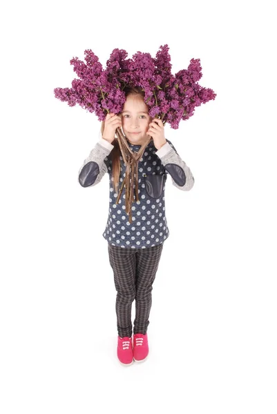 Hermosa joven con flores en flor en la cabeza . — Foto de Stock