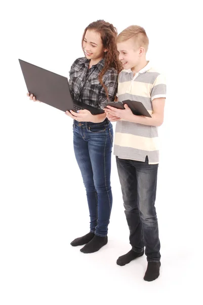 두 아이 재생 및 디지털 태블릿 및 노트북에서 웹 서핑. — 스톡 사진