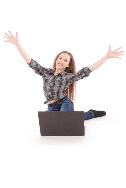 Młoda dziewczyna siedzi i za pomocą laptopa — Zdjęcie stockowe