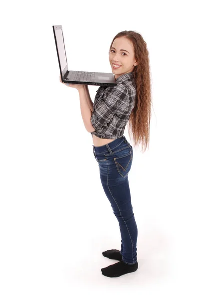 젊은 여 자가 서 있는 노트북을 사용 하 여 — 스톡 사진
