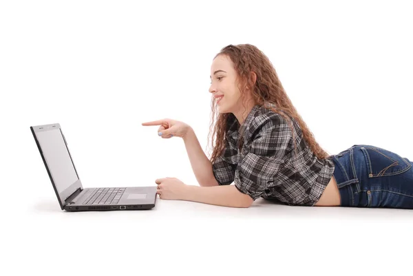 Chica joven acostada y usando un ordenador portátil —  Fotos de Stock