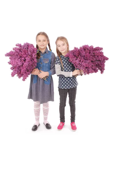 Twee meisjes tiener permanent met lila in handen — Stockfoto