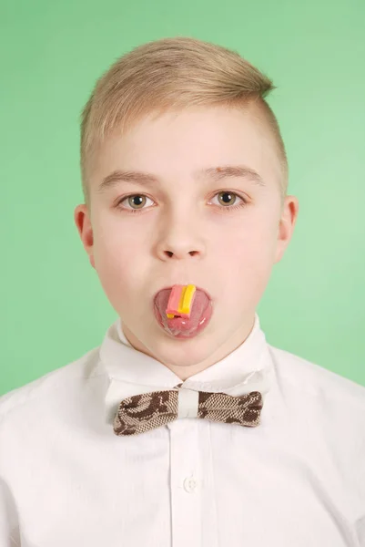 El joven se puso el chicle en la lengua. —  Fotos de Stock