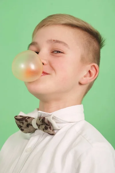 Αγόρι ανατίναξη μια φυσαλίδα Τσιχλόφουσκα — Φωτογραφία Αρχείου