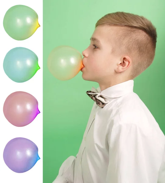 Jongen een bubblegum zeepbel blazen. Plus vier lege cellen — Stockfoto