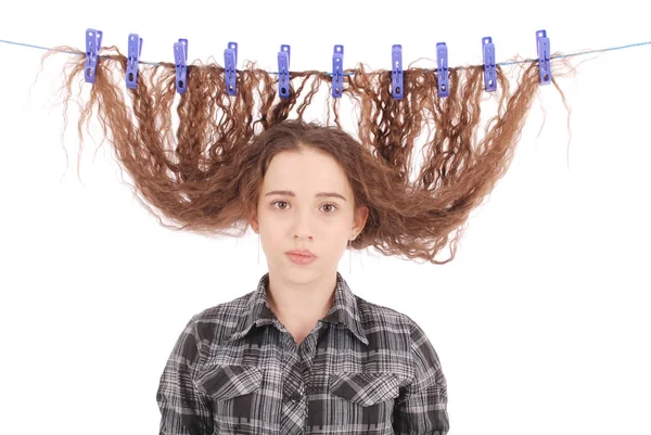 Chica secándose el pelo en una cuerda . —  Fotos de Stock