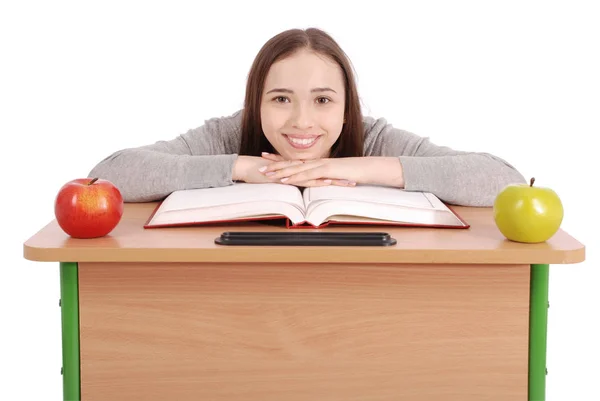 School meisje zitten aan een bureau — Stockfoto