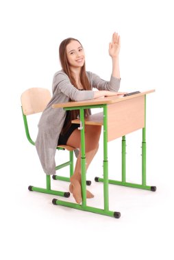 Genç liseli kız el yükselterek soru sormak