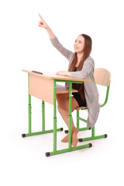 Genç liseli kız el yükselterek soru sormak