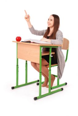 Genç liseli kız el yükselterek soru sormak