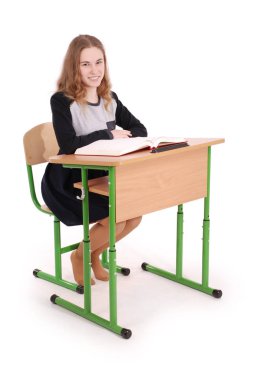 Bir masada oturan okul kız 