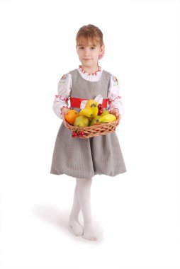 Kız holding hasır sepet