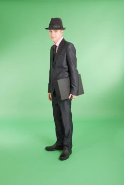 Bir dizüstü bilgisayar ile siyah elbiseli adam