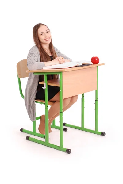 Schulmädchen sitzt am Schreibtisch — Stockfoto