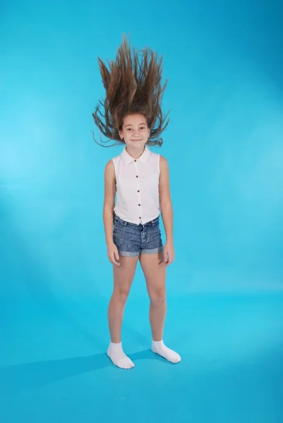 Молода дівчина кидає волосся — стокове фото