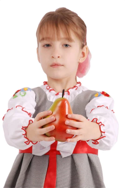 Дівчина тримає свіжу грушу — стокове фото