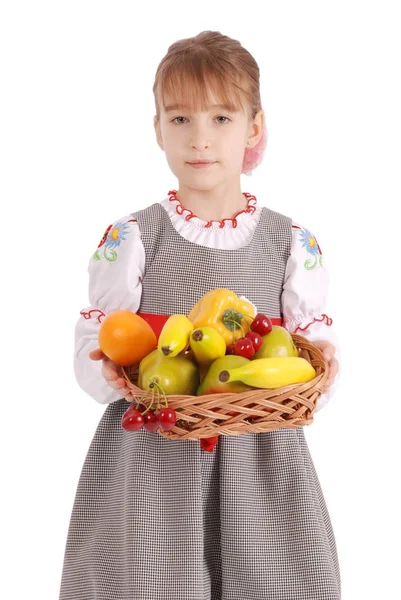 Dziewczyna gospodarstwa słomkowy koszyk — Zdjęcie stockowe