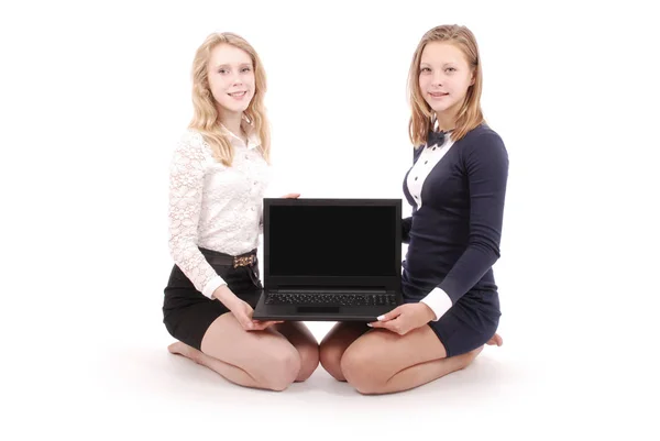 Két fiatal lány használ laptop — Stock Fotó