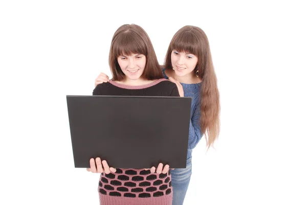 Retrato de duas irmãs gêmeas com laptop — Fotografia de Stock